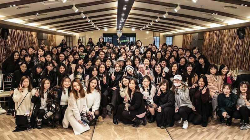 Photo with KHJ and fans at the end of the fanmeeting in Daegu