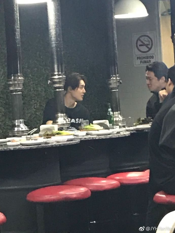 (KHJ went with his team to dinner (3