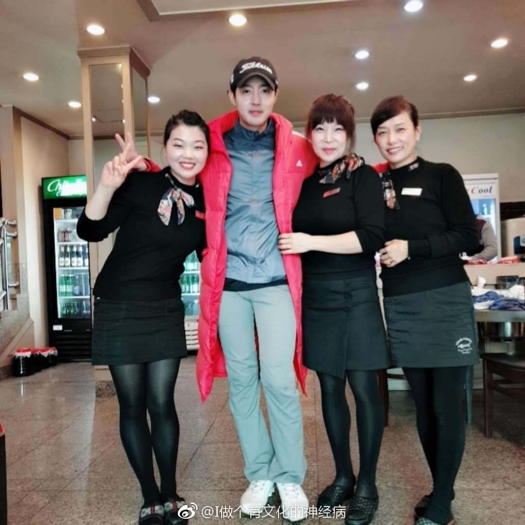 Kim Hyun Joong with restaurant staff in Japan